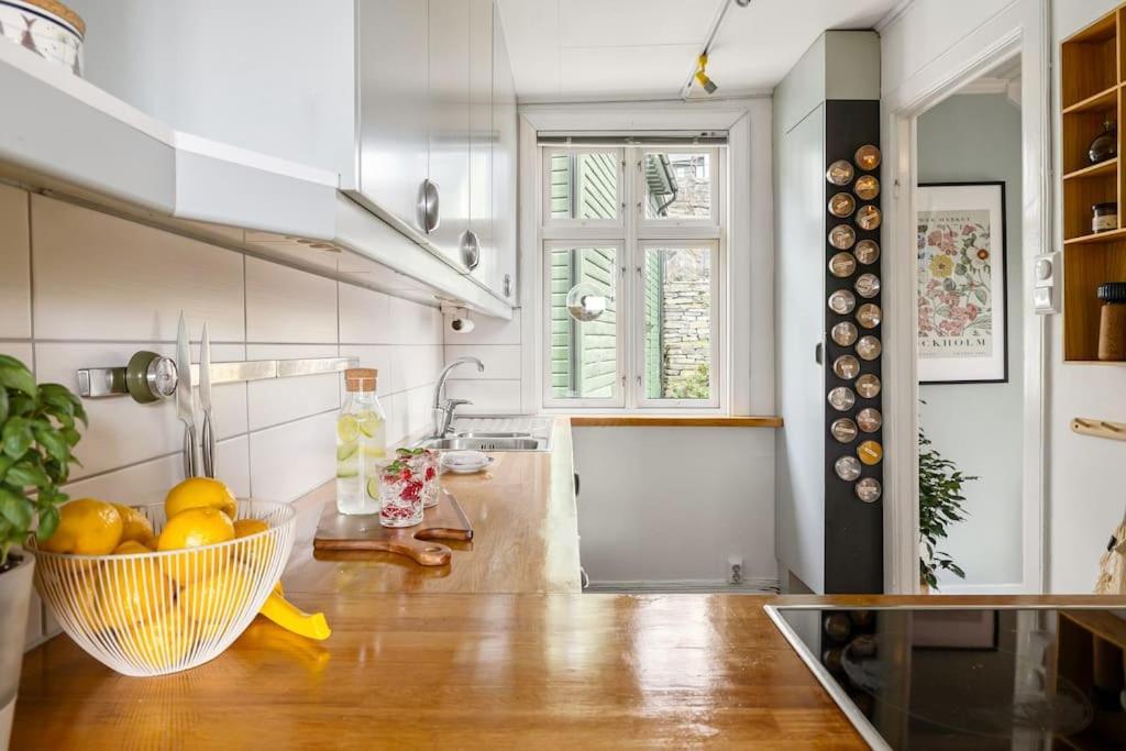 Vila Det Lille Rode Huset Ved Floibanen Bergen Exteriér fotografie