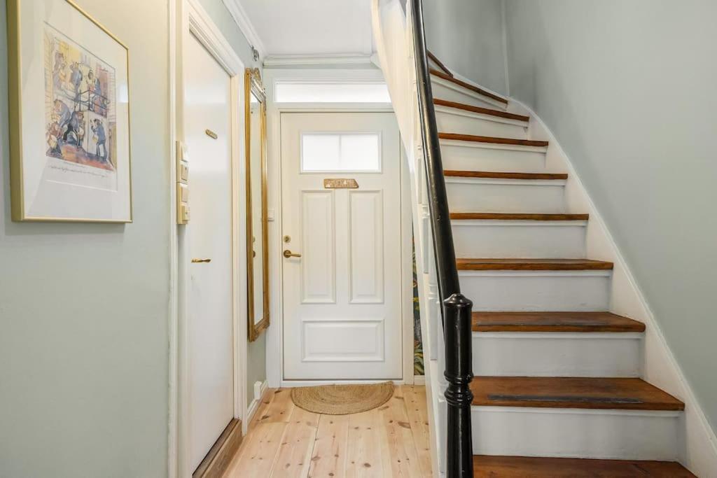 Vila Det Lille Rode Huset Ved Floibanen Bergen Exteriér fotografie